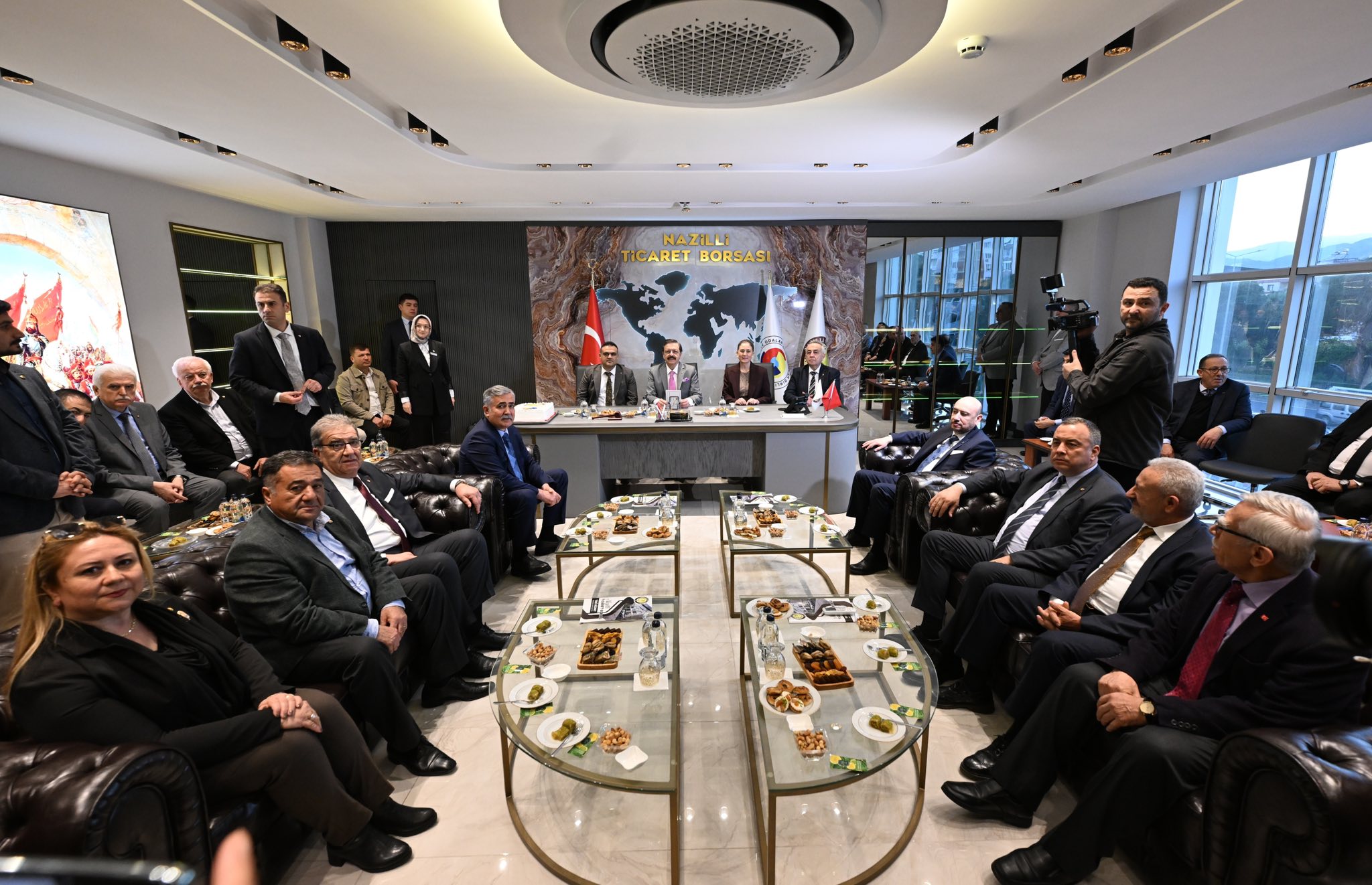 Ba�kan�m�z Nazili Ticaret Borsas� Yeni Hizmet Binas� A��l���na Kat�l�m sa�lad�.