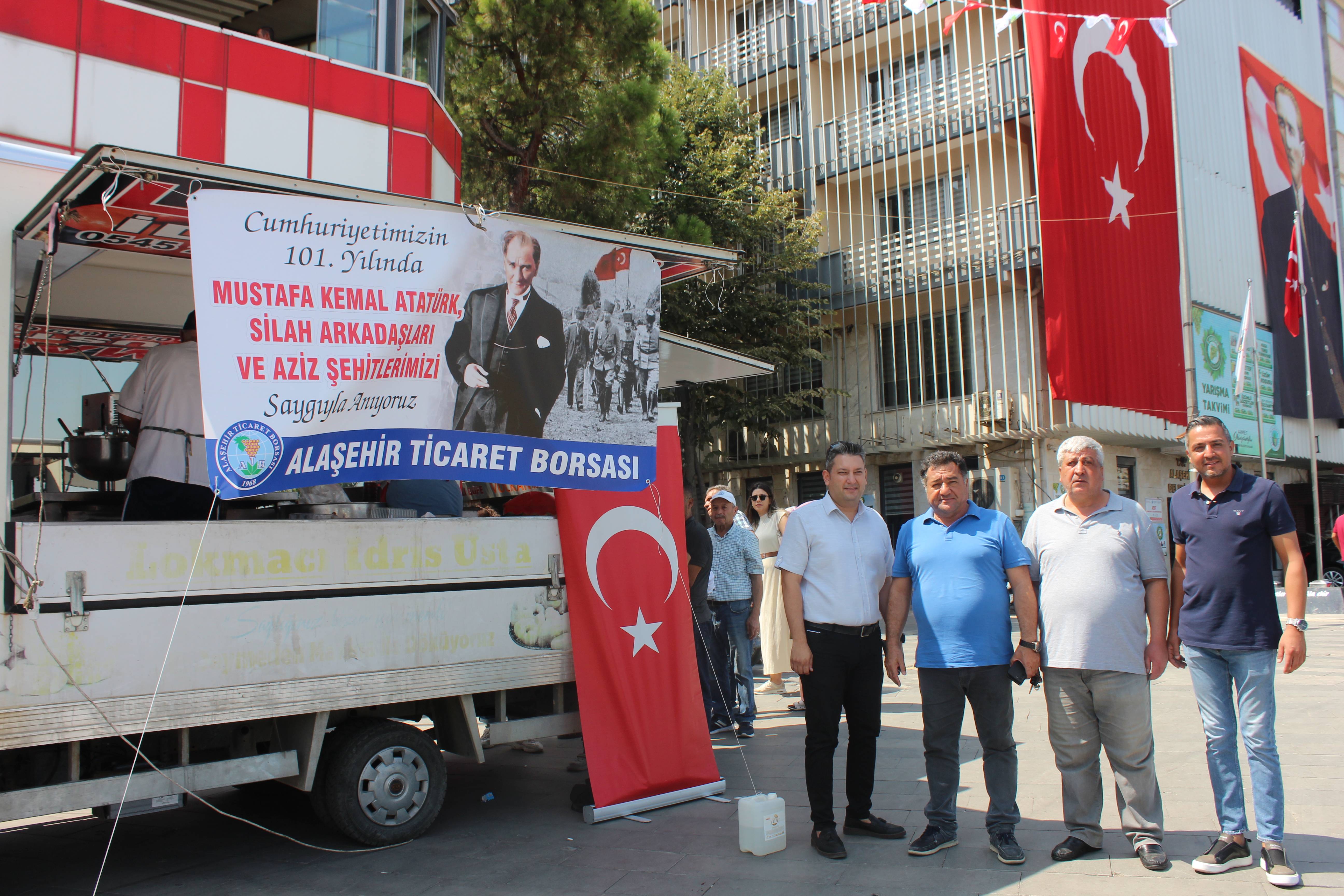 Alaşehir Ticaret Borsası olarak Cumhuriyetimizin kuruluş yıl dönümü, Mustafa Kemal  ATATÜRK ve  Silah Arkadaşları adına lokma döktürttük.